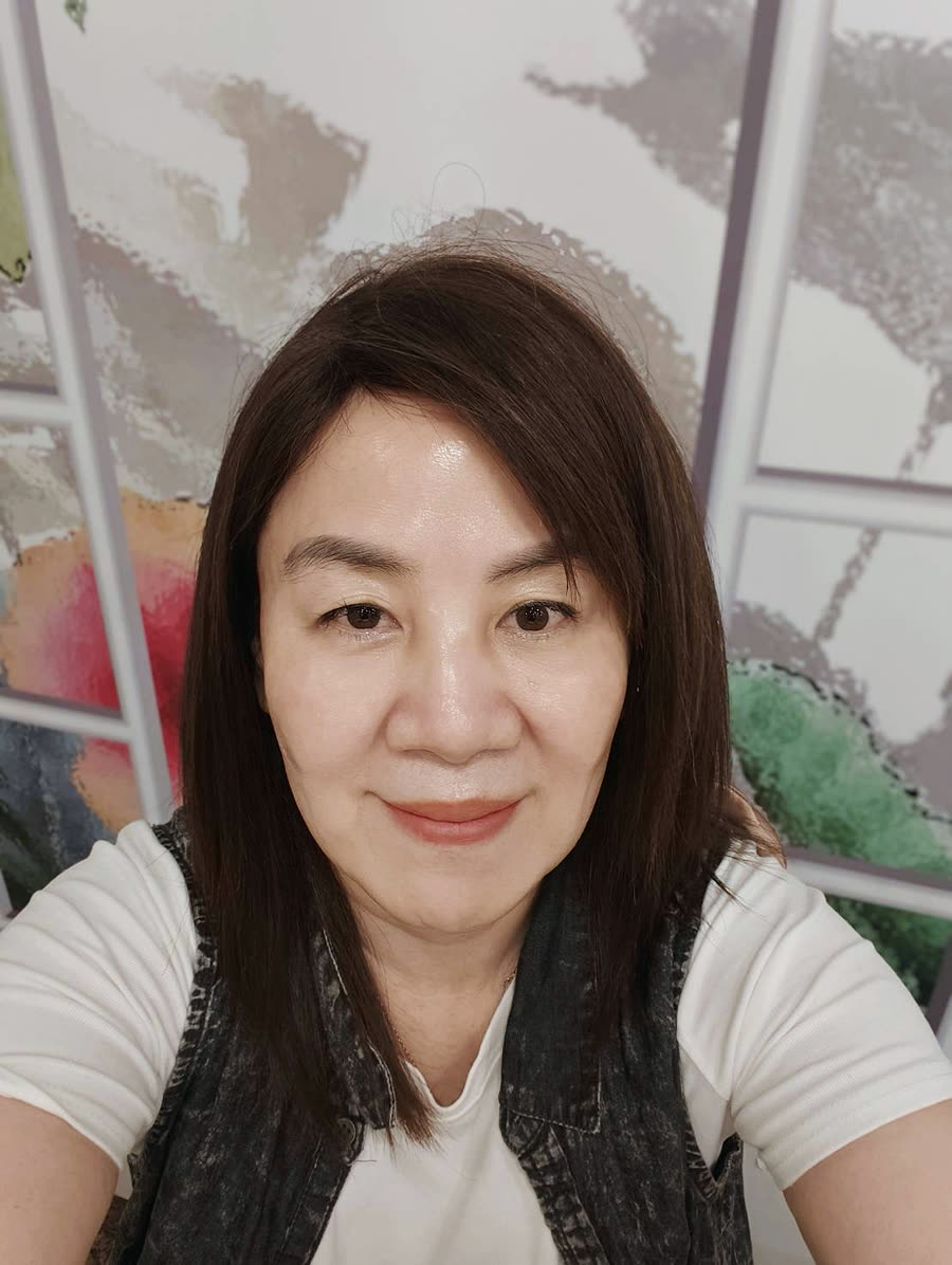 冠昀的近照，穿白色上衣微笑